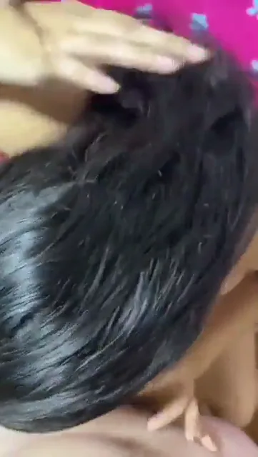 बॉक्सर पहनी रिच गर्लफ्रेंड ने बूब्स दबाकर दिया जबरदस्त ब्लोजॉब वीडियो — screenshot 5