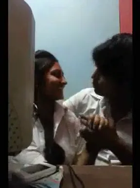 सायबर कैफे में कॉलेज स्टूडेंट्स का रोमांस चूत चुदाई देसी सेक्स वीडियो — screenshot 2