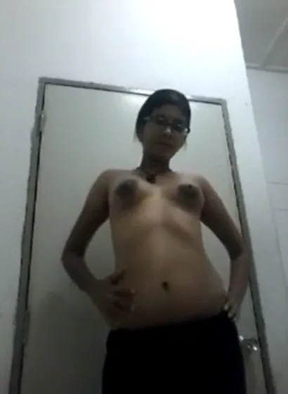 नर्ड टाइप की इंडियन लड़की ने हस्तमैथुन करके देखा वीडियो — screenshot 1