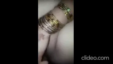 नई शादी हुई बीवियों विरुद्ध अनुभवी बीवियों की चुदाई जुगलबंदी वीडियो — screenshot 2