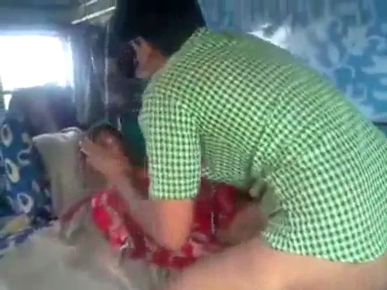 ड्राइवर ने रंडी को ट्रक में चोदकर चूत भरी देहाती चुदाई वीडियो — screenshot 1