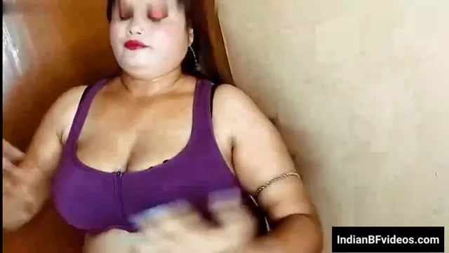 बड़े बूब्स वाली सेक्सी भाभी लंड चूसकर चूत चुदवाती देसी चुदाई वीडियो — screenshot 1