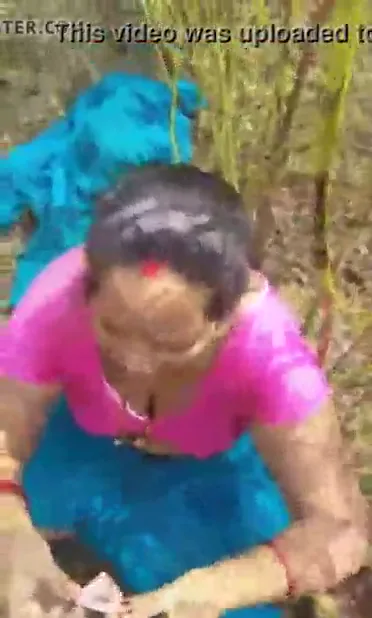 लौड़े पर कंडोम चढ़ाकर चुदाई करती देसी आंटी हिंदी बीएफ वीडियो — screenshot 3