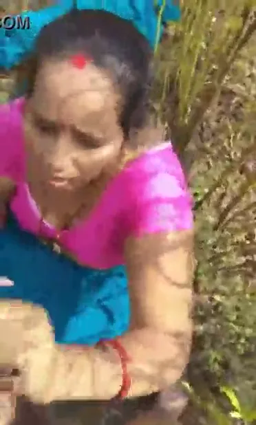 लौड़े पर कंडोम चढ़ाकर चुदाई करती देसी आंटी हिंदी बीएफ वीडियो — screenshot 4