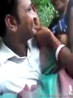 झाड़ियों में लड़की के चुचे चूसते हुए देसी सेक्स का हॉट एमएमएस वीडियो — screenshot 2