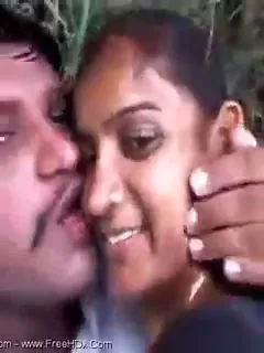 झाड़ियों में लड़की के चुचे चूसते हुए देसी सेक्स का हॉट एमएमएस वीडियो — screenshot 3