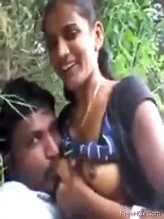 झाड़ियों में लड़की के चुचे चूसते हुए देसी सेक्स का हॉट एमएमएस वीडियो — screenshot 5