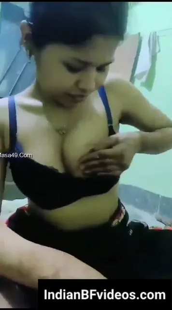 ब्रा में से बूब्स निकालकर ब्लोजॉब देती मैरिड गर्लफ्रेंड bf वीडियो — screenshot 2