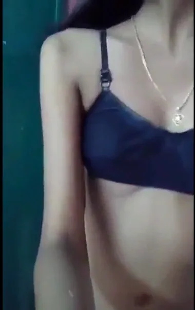 दुबली पतली लड़की का पूरा नंगा बदन और चूत दिखाती देसी सेक्स वीडियो — screenshot 1