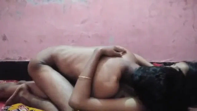 पापा के बिहारी ड्राइवर से चुदवाती जवान रंडी लड़की की देसी चूत चुदाई MMS वीडियो — screenshot 1