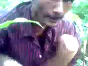 शादीशुदा देहाती आंटी को जंगल में फंसाकर जबरदस्त चुदाई की देसी सेक्स वीडियो — screenshot 4