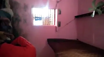 गर्लफ्रेंड के घुटने मोड़कर चूत में लंड पेलता लड़का हिंदी ऑडियो के साथ चुदाई वीडियो — screenshot 3