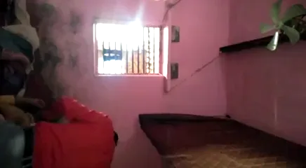 गर्लफ्रेंड के घुटने मोड़कर चूत में लंड पेलता लड़का हिंदी ऑडियो के साथ चुदाई वीडियो — screenshot 4