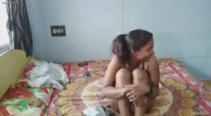 क्यूट गर्लफ्रेंड की जांघें फैला कर बॉयफ्रेंड ने चूत मसली और चोदी — screenshot 1