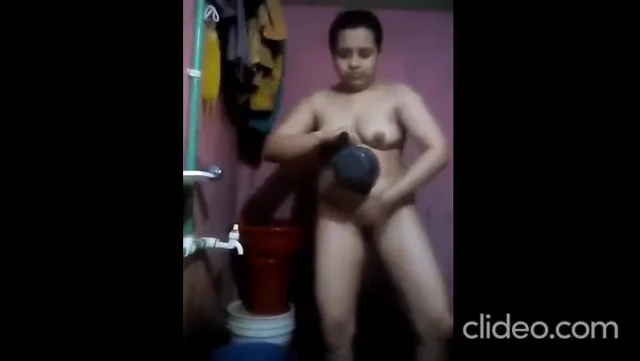 नंगी नहाती पांच इंडियन औरतों के बड़े बूब्स वाली देसी सेक्स क्लिप — screenshot 1