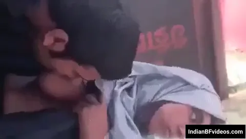 कॉलेज मुस्लिम लड़की के टाइट बूब्स चूसता उसका बीएफ रेस्टोरेंट में हिंदी बीएफ MMS