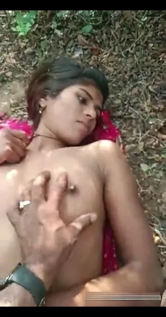 गाँव की माल की चूची दबाकर शाहुकार ने देहाती चुदाई की गांव बीएफ वीडियो — screenshot 2