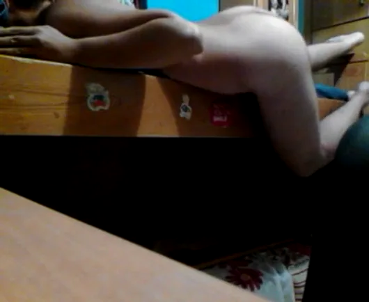 नंगा लड़का बेड किनारे लंड घिसकर वीर्यपात तक सेक्स करता हुआ MMS वीडियो — screenshot 9