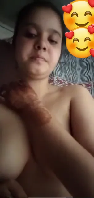 क्यूट मंगेतर ने मेहंदी हाथों से चूत दिखाकर होने वाले पति को गर्म किया सेक्स वीडियो — screenshot 1
