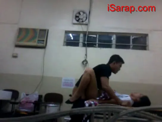 हाईस्कूल स्टूडेंट और लैब असिस्टंट का क्लासरूम चुदाई देसी बीएफ वीडियो — screenshot 4