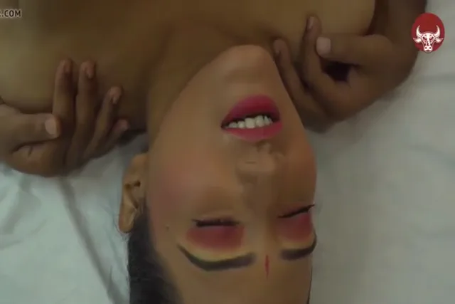 ब्यूटीफुल गर्लफ्रेंड की चिकनी चूत सूंघकर बॉयफ्रेंड ने जोरदार चुदाई की देसी बीएफ वीडियो — screenshot 3