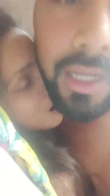 देसी सेक्सी गर्लफ्रेंड की गीली चूत चाटकर जोरदार लंड से चुदाई करते हुए हिंदी बीएफ वीडियो — screenshot 1
