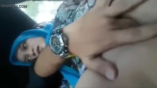 पाकिस्तानी हिजाबी लड़की की गीली चूत मसलकर चुदाई पाकिस्तानी बीएफ वीडियो — screenshot 4