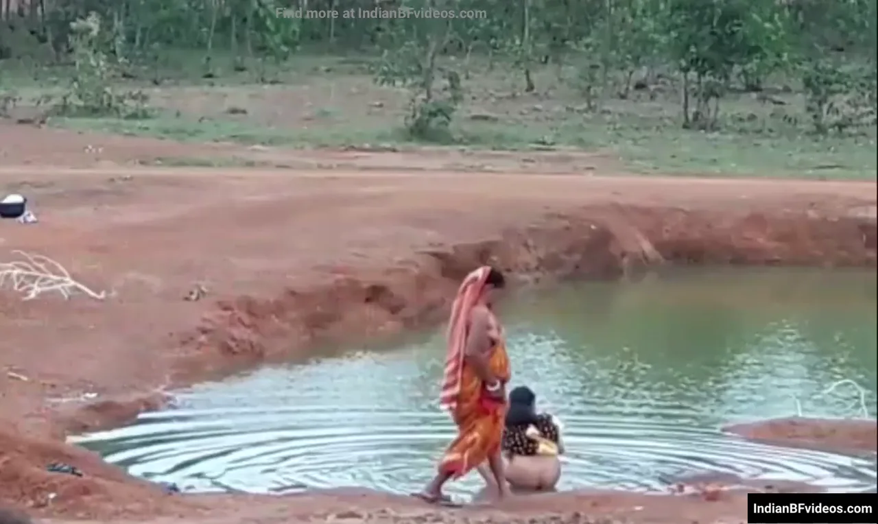 गाँव की माँ बेटी ने तालाब में चुत गांड धोई जंगल में देसी MMS BF वीडियो