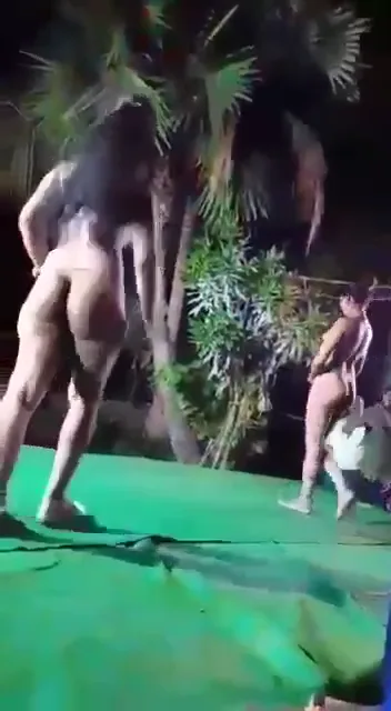 देहाती पब्लिक के सामने कपड़े उतारकर नंगी नाचती दो छमियाओं की गांड चुदाई — screenshot 2