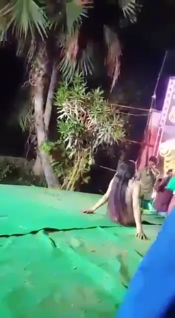 देहाती पब्लिक के सामने कपड़े उतारकर नंगी नाचती दो छमियाओं की गांड चुदाई — screenshot 4