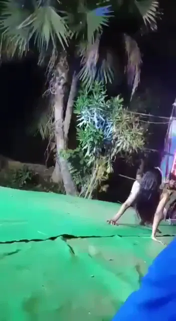 देहाती पब्लिक के सामने कपड़े उतारकर नंगी नाचती दो छमियाओं की गांड चुदाई — screenshot 5