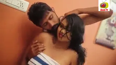 नंगे जिस्म पर टॉवल लपेटी गर्लफ्रेंड के साथ बॉयफ्रेंड का रोमांस और चुदाई वीडियो — screenshot 3