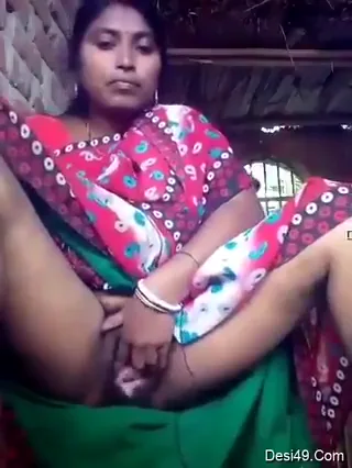 देहाती औरत चुदासी होकर चूत में उंगलियां डालकर भोसड़ा बनाती देसी चुदाई वीडियो — screenshot 1