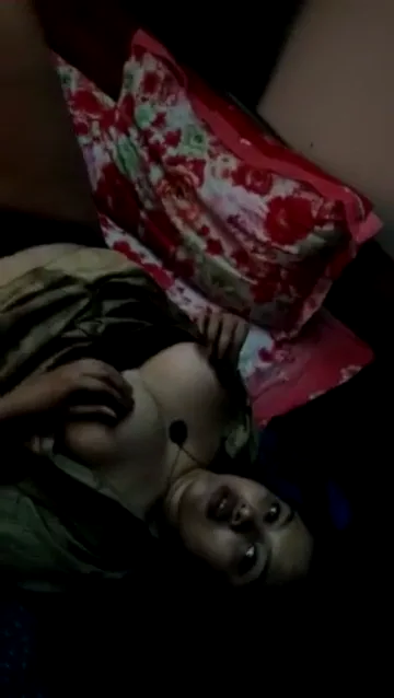 हॉट देसी भाभी की बड़ी निपल्स वाली मोटी चूचियां खोलकर पति के साथ मस्त चुदाई वाली हिंदी बीएफ वीडियो — screenshot 10