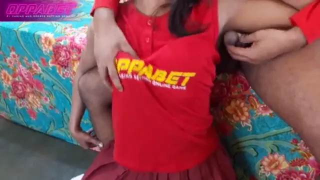 बेड के किनारे इंडियन कपल की XXX स्टाइल चोदमपट्टी और चूत चुदाई वीडियो — screenshot 1