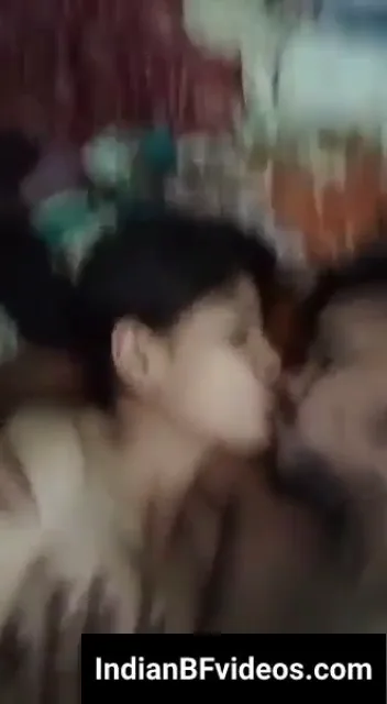 लवर्स ने न्यूड किसिंग हॉट रोमांस सेल्फी बनाकर सेक्स वीडियो बनाया — screenshot 2
