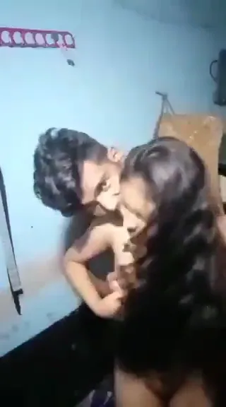 देहाती लवर्स नग्न खड़े होकर चूमते हैं और चूत में लंड डालकर गांव की चुदाई करते हैं — screenshot 1