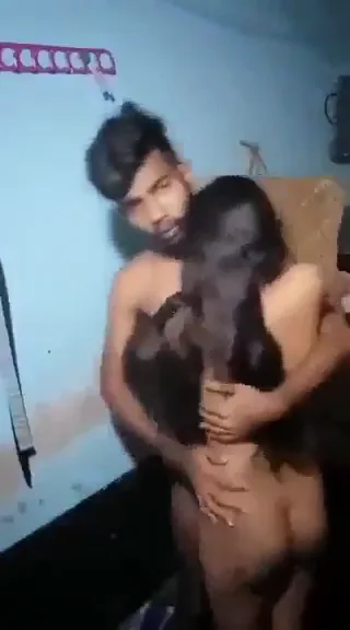 देहाती लवर्स नग्न खड़े होकर चूमते हैं और चूत में लंड डालकर गांव की चुदाई करते हैं — screenshot 2