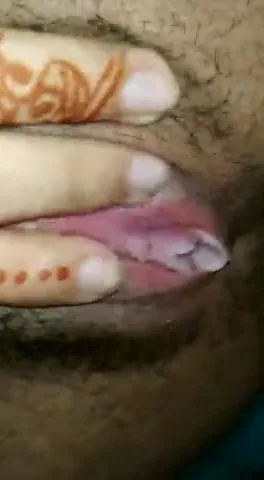 मेहंदी वाली उंगलियों से मंगेतर ने बूब्स और चूत दिखाई देसी बीएफ वीडियो — screenshot 10