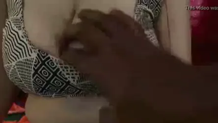 मीना भाभी की बड़ी चूची पर नौकर के गंदे हाथ लगाकर दबाने वाला देसी चुदाई वीडियो