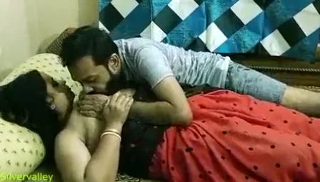 बीवी की मोटी जांघों वाली चूत चाटकर पति ने दिया जोरदार ओरल सेक्स — screenshot 1