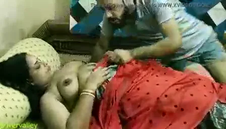 बीवी की मोटी जांघों वाली चूत चाटकर पति ने दिया जोरदार ओरल सेक्स — screenshot 3