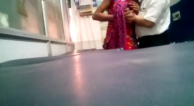 देसी लड़की की गीली चूत में डॉक्टर ने ऊँगली डालकर देहाती चुदाई की हिंदी बीएफ वीडियो — screenshot 8