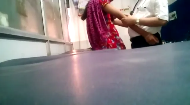 देसी लड़की की गीली चूत में डॉक्टर ने ऊँगली डालकर देहाती चुदाई की हिंदी बीएफ वीडियो — screenshot 9