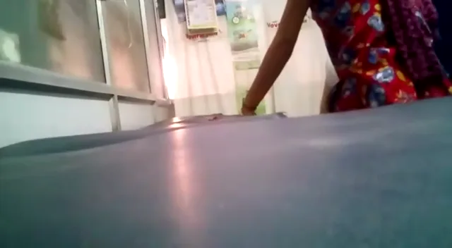 देसी लड़की की गीली चूत में डॉक्टर ने ऊँगली डालकर देहाती चुदाई की हिंदी बीएफ वीडियो — screenshot 10