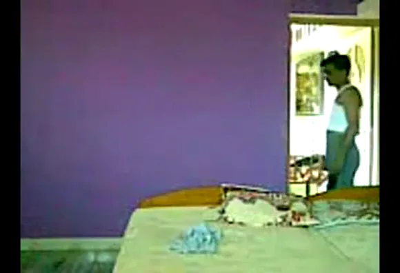 घर में हॉट मुस्लिम आंटी को अंकल ने चोदा हिंदी बीएफ वीडियो — screenshot 2
