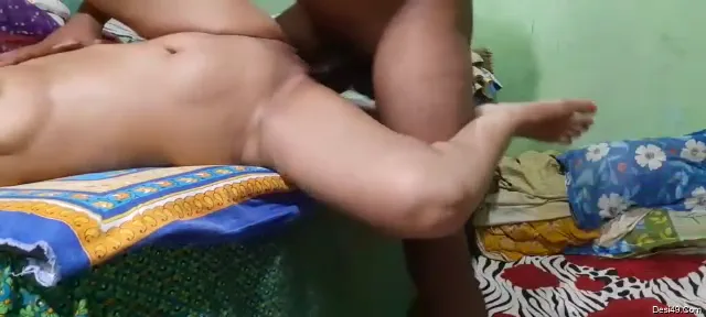 गहरी नींद में सोई बीवी की चूत चोदकर वीर्य से नहलाने की देसी चुदाई — screenshot 4