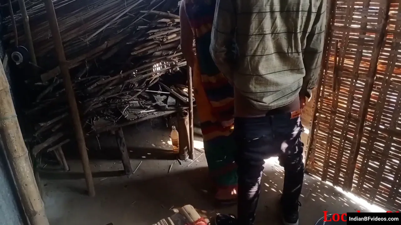गांव झोपड़ी में साड़ी उठाकर पड़ोसन भाभी की देवर ने डॉगी स्टाइल जोरदार चुदाई की देसी एमएमएस