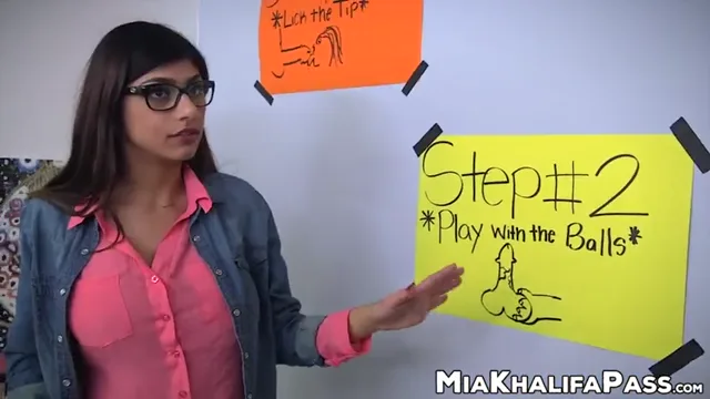 मिया खलीफा ने हिजाबी लड़की को लंड चूसने चोदने के तमाम गुण सिखाए देसी ब्लू फिल्म — screenshot 3
