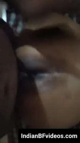 कंडोम लगे जवान लड़के के मोटे लंड से ऑंटी की देहाती डॉगी स्टाइल चुदाई हिंदी बीएफ वीडियो — screenshot 4